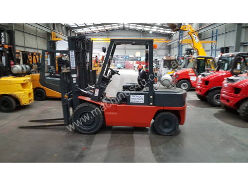 Nissan 3 Tonne Container Mast Forklift