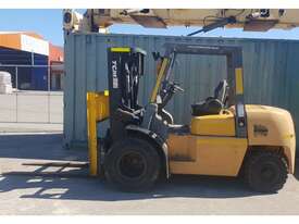 TCM 4000kg Diesel Forklift with 4350mm Three Stage Container Mast - picture0' - Click to enlarge