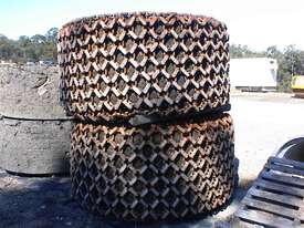 Solid tyres with chains 29.5x25 - picture1' - Click to enlarge