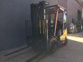 Crown CG25E-5 2.5 Ton 3 Stages Container Mast Counterbalance LPG Forklift -Fully Refurbished - picture1' - Click to enlarge