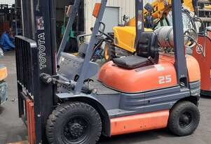 ACTIVE FORKLIFTS - Toyota 2.5 ton forklift for sale only 2000 hours 2000 model