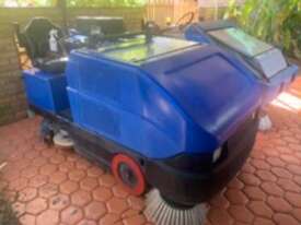 American Lincoln Power Sweeper-Scrubber PRICE NEGOTIABLE - picture0' - Click to enlarge