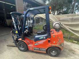 2.5 tonne container mast forklift for sale  - picture1' - Click to enlarge