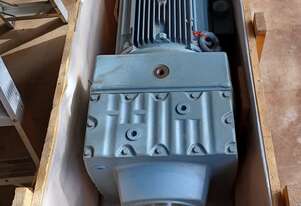 LLOYDS DEALS - SEW Eurodrive 30 kW 41 RPM Electric Motor Reduction Gearbox TYP: R147 DV 200L4/BM62/H