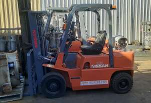 ACTIVE FORKLIFTS - Nissan 2.5 ton container entry forklift for sale-4.3m lift height solid tyres sid