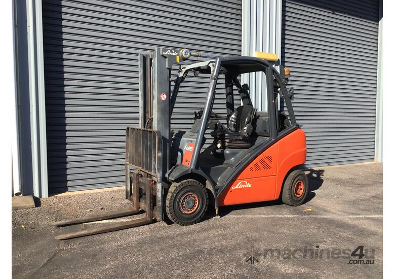 caption Linde 2.5T LPG Forklift with Container Mast
