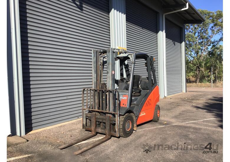 caption Linde 2.5T LPG Forklift with Container Mast