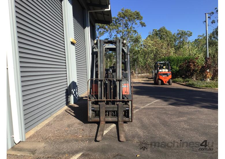 caption Linde 2.5T LPG Forklift with Container Mast