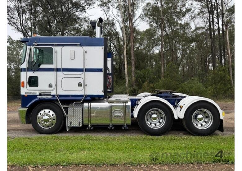 caption 2003 Kenworth K104 flat roof, Cummins Signature 520hp, 18sp manual
