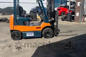Toyota 1.8 Tonne Electric Container mast forklift