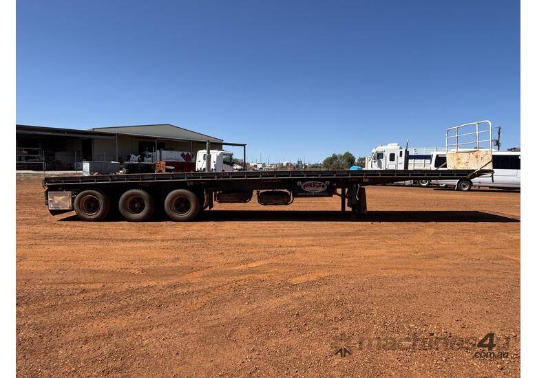 caption 1985 Fruehauf 45ft Flat Deck Tri-Axle
