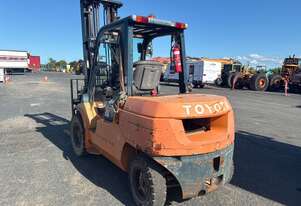 Toyota 2010   02-7FD40 Forklift