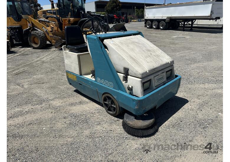 Tennant 6400 Ride-On Sweeper
