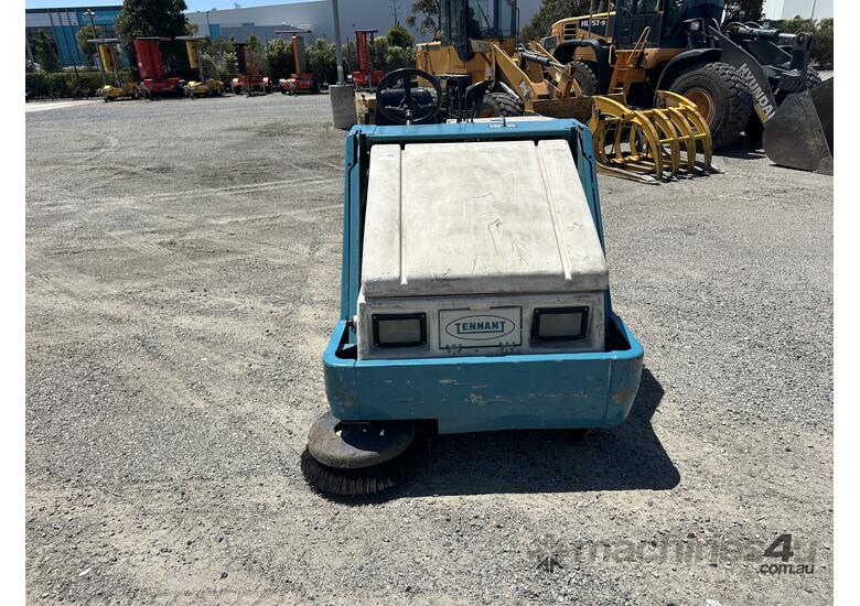 Tennant 6400 Ride-On Sweeper