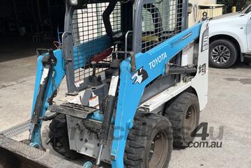 2009 Toyota Huski 305SDK5 Skid Steer Low (1325) Hours, Excellent Condition