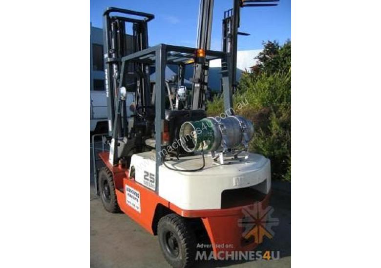 caption NISSAN 2.5t LPG with forklift with Sideshift