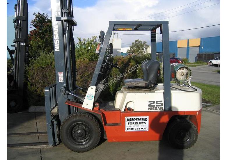 caption NISSAN 2.5t LPG with forklift with Sideshift
