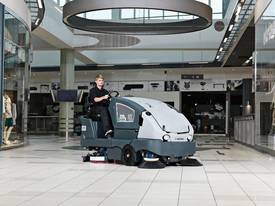 Nilfisk Combination Sweeper Scrubber CS7010 - picture0' - Click to enlarge