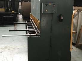 Guillotine Herless Metal Cutting 8 foot 2500mm x 6.0 mm Hydraulic 415 volt Sheetmetal - picture0' - Click to enlarge
