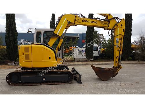 SUMITOMO SH75X 8T EXCAVATOR WITH OFFSET BOOM, HITCH AND BUCKETS. 4150 HOURS