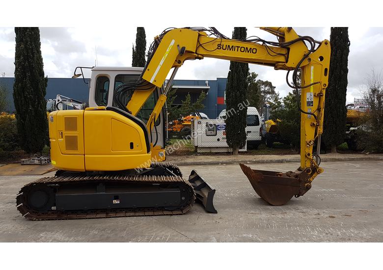 caption SUMITOMO SH75X 8T EXCAVATOR WITH OFFSET BOOM, HITCH AND BUCKETS. 4150 HOURS