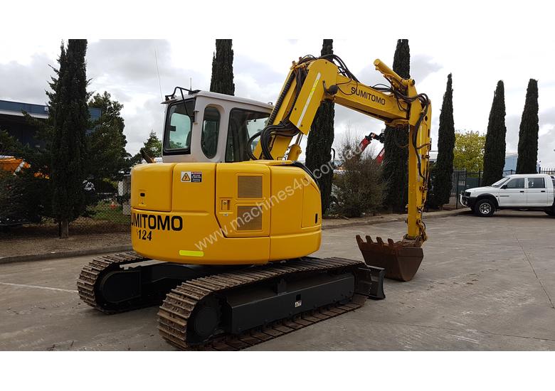 caption SUMITOMO SH75X 8T EXCAVATOR WITH OFFSET BOOM, HITCH AND BUCKETS. 4150 HOURS