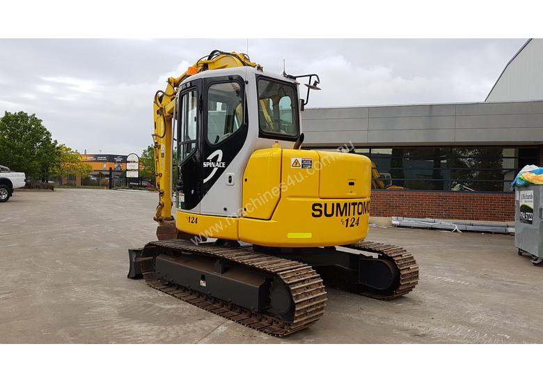 caption SUMITOMO SH75X 8T EXCAVATOR WITH OFFSET BOOM, HITCH AND BUCKETS. 4150 HOURS