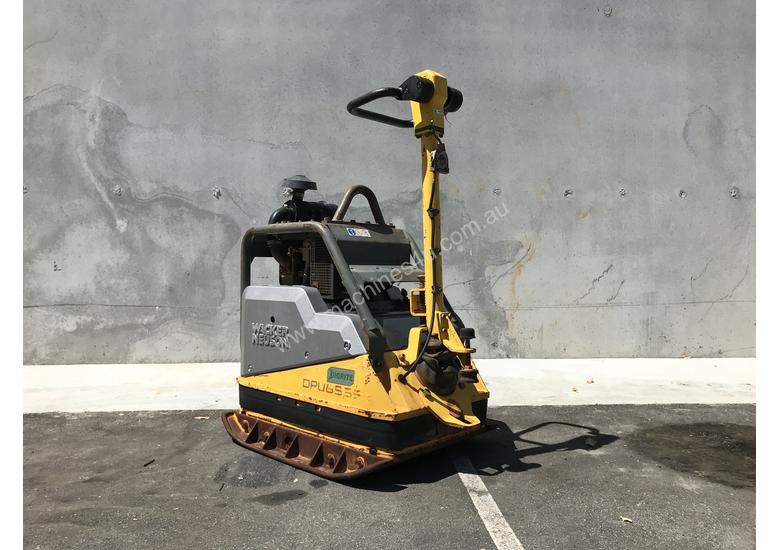 caption WACKER NEUSON DPU6555 DIESEL PLATE COMPACTOR LOW HOURS – 930