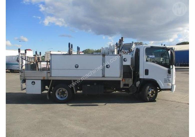 caption Isuzu NPR400