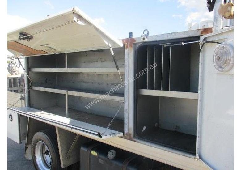 caption Isuzu NPR400