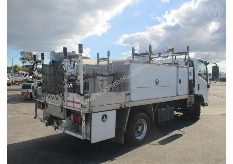 caption Isuzu NPR400