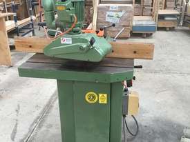 SCM Invincible series T100 spindle moulder with feeder - picture0' - Click to enlarge