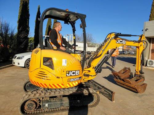 JCB 8025ZTS 2.5T EXCAVATOR WITH HYDRAULIC HITCH, BUCKETS LOW HOURS