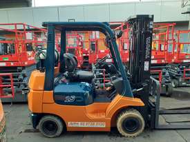 2.5 Ton Forklift Toyota Compact Container Mast 4.5m Lift Side Shift Fork Positoner - picture0' - Click to enlarge