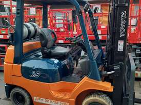 2.5 Ton Forklift Toyota Compact Container Mast 4.5m Lift Side Shift Fork Positoner - picture0' - Click to enlarge