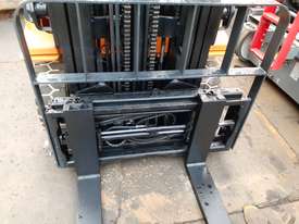 2.5 Ton Forklift Toyota Compact Container Mast 4.5m Lift Side Shift Fork Positoner - picture2' - Click to enlarge