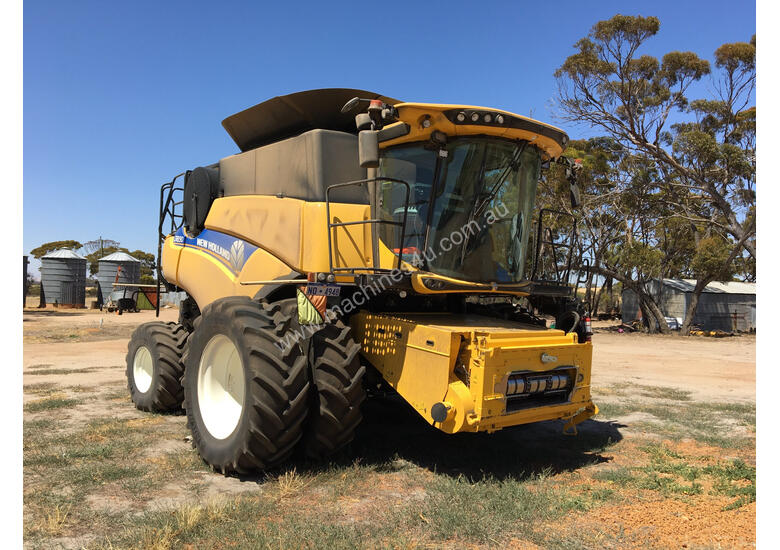 caption New Holland CR8.90 Header(Combine) Harvester/Header