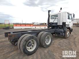 2000 Nissan UD CW320 6x4 Cab & Chassis - picture2' - Click to enlarge