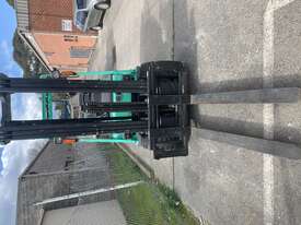 Mistsubishi 3 tonne 6mt lift side shift duel fuel 5ft tines in very good condition280hrs - picture0' - Click to enlarge
