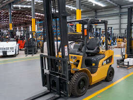 CAT 2.5T LPG Forklift with 2-Stage Mast - picture0' - Click to enlarge