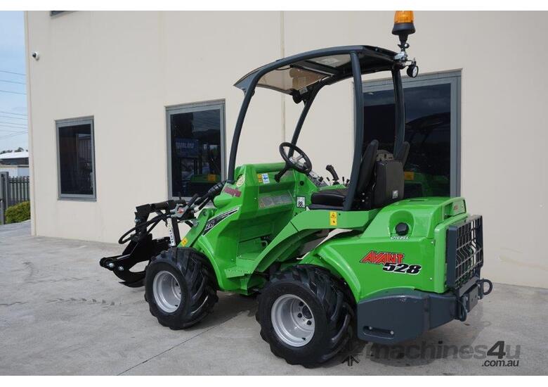 Avant 528 ArborPro Articulated Mini Loader w Telescopic Boom for Arborists