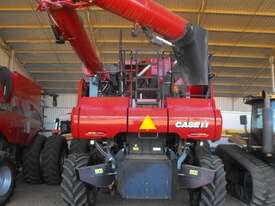 CASE IH 7230 + 3152 Combine & Front - picture2' - Click to enlarge