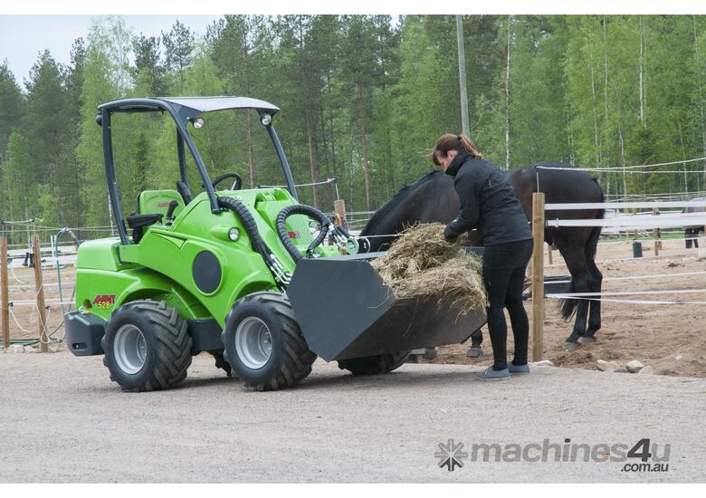 Avant 528 Articulated Mini Loader w Telescopic Boom and 4-in-1 Bucket