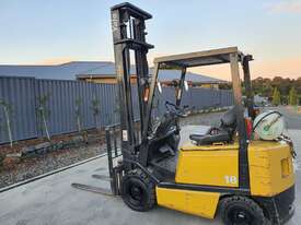 Forklift 1.8T Yale - picture2' - Click to enlarge