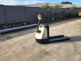 Forklift 1.6T Crown Pallet Truck - picture1' - Click to enlarge