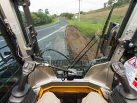 Skid Steer Loader 1.1T - ROPS Cab + Range of Attachments - picture2' - Click to enlarge