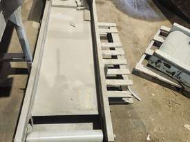 Large vibrating vibratory shaker table and conveyor belt   - picture0' - Click to enlarge