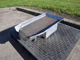 Vibrating Vibratory Tray Feeder Screener - picture0' - Click to enlarge