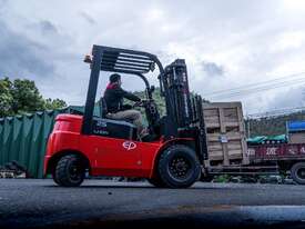 EFL252X LI-ION COUNTERBALANCE FORKLIFT TRUCK 2.5T - picture1' - Click to enlarge
