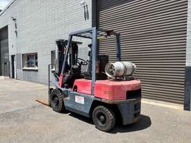 Used Nissan 2.5t LPG Forklift - picture2' - Click to enlarge